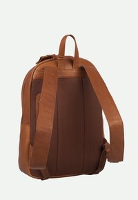Mochila de cuero marrón con un panel trasero texturizado, correas ajustables y un bolsillo lateral con cremallera. Acabado suave en toda la superficie.