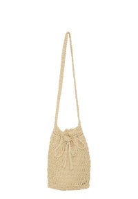 Borsa in cotone all'uncinetto beige con chiusura a coulisse e tracolla intrecciata. Presenta un design a intreccio aperto e delle nappine decorative.