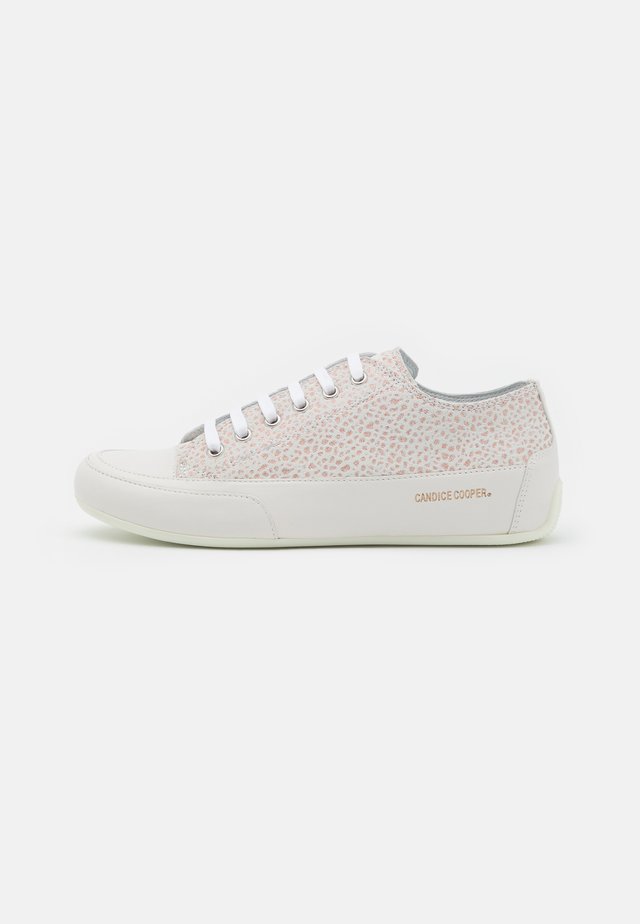 ROCK - Matalavartiset tennarit - stone/nude/bianco