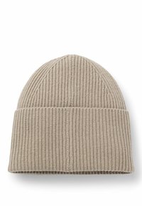 Béret en tricot côtelé beige avec un revers, présentant une texture douce et un design ajusté, idéal pour les temps froids.