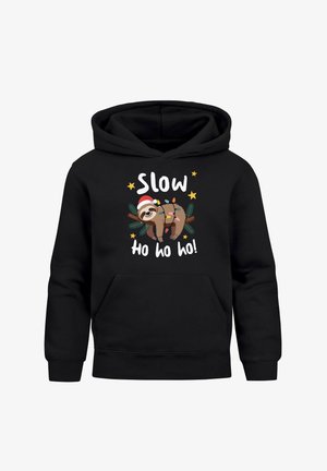 Schwarzer Kapuzenpullover mit einem Faultier-Motiv, das eine Weihnachtsmütze trägt, Lichterketten und den Text "SLOW Ho Ho Ho!" in Weiß und Gelb. Mit Fronttasche.