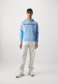 Tommy Hilfiger CHEST STRIPE HOODY - Felpa con cappuccio - vessel blue
