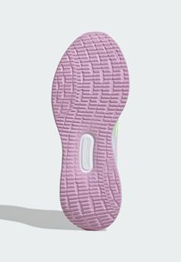 Semelle de sneaker en caoutchouc rose avec un motif de bande de roulement texturé. Comprend une semelle intermédiaire blanche et une zone découpée pour plus de flexibilité.