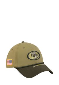 Olivgrüner Hut mit einem gestickten "SF"-Logo, einem kleinen Patch der amerikanischen Flagge und einem kontrastierenden Schirm. Hergestellt aus einem Textil mit glatter Textur.