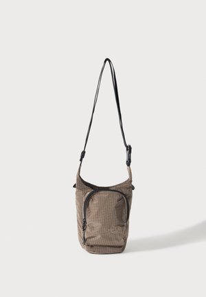 Lille brun crossbody-taske med gittermønster, frontlynlåslomme, justerbar sort rem og The North Face-logo på frontens nederste højre side.