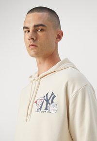 New Era MLB NEW YORK YANKEES FOOD GRAPHIC OVERSIZE HOODIE - Squadra - beige/navy