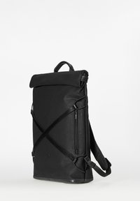 Zwarte rechthoekige rugzak met roll-top sluiting, voorvak met ritssluiting en gekruiste verstelbare banden op effen achtergrond.