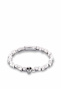 Brazalete de plata con una serie de cuentas texturizadas, con un pequeño detalle de calavera en el centro. Superficies lisas y facetadas que crean contraste.