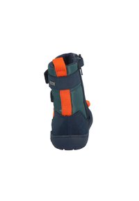 Wasserabweisender navyblauer und grüner Knöchelstiefel mit einem orangefarbenen Riemen, einer seitlichen Reißverschluss und einer Gummisohle, die ein strukturiertes Wildlederfinish aufweist.