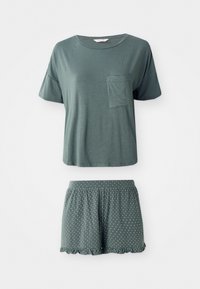 Kortärmad grön pyjamasset med bröstficka på toppen och prickiga shorts med volangkant.
