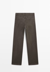 Jean gris foncé à coupe droite, vu de dos, avec deux poches plaquées et des passants de ceinture à la taille.