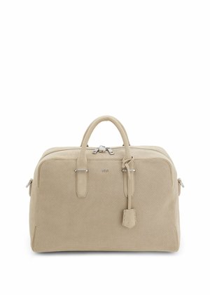 Beige strukturierte Leder-Wochenendtasche mit zwei Griffen, silbernem Reißverschluss und einem hängenden Ledertag, das an einem Griff befestigt ist.