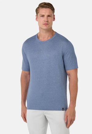 Kortærmet t-shirt med rund hals i lyseblåt stof med en blød texture; har et lille logo mærke på venstre nederste side.