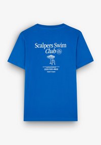Blå bomulds-T-shirt med hvid tekst på ryggen, hvor der står "Scalpers Swim Club", samt grafik af en poolstol og en redningskrans.