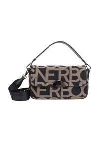 Bolso de hombro de lona con un patrón geométrico en beige y negro. Cuenta con una correa de cuero negro suave y detalles en hardware plateado.
