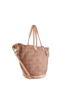 Grote beige tote bag met een geweven textuur, leren accenten, dubbele handgrepen en een verstelbare schouderband. Gouden hardwaredetails aanwezig.