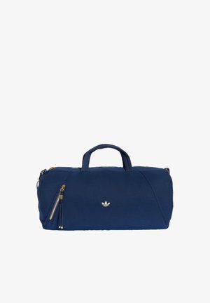 Mørkeblå Adidas duffel taske med dobbelte håndtag, guldfarvet lynlås på sidelommen og hvid trefoil-logo i midten.
