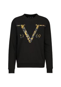 Schwarzer Pullover mit Rundhalsausschnitt, der auf der Vorderseite ein großes, kunstvolles gelb-graues Muster mit einem "V" und der Zahl "1969" zeigt.