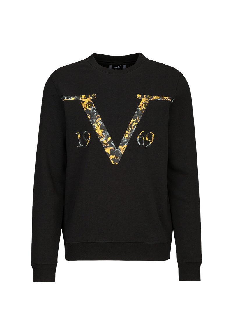 Schwarzer Pullover mit Rundhalsausschnitt, der auf der Vorderseite ein großes, kunstvolles gelb-graues Muster mit einem "V" und der Zahl "1969" zeigt.