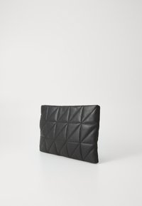 Clutch bag nera in pelle trapuntata con forma rettangolare, caratterizzata da una cucitura a motivi a diamante e una texture liscia.