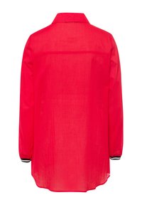 Rode, doorschijnende shirt met lange mouwen en een kraag, voorzien van zwartgestreepte manchetten. Heeft een gladde textuur en een afgeronde onderzoom.