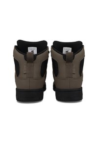 Hnedé a čierne vysoké tenisky s hladkým povrchom, sieťovými panelmi a textúrovanou gumovou podrážkou pre lepšiu priľnavosť. Môžu byť vybavené pútkom na chrbte.