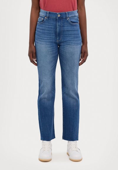 Jeans azul de talle alto en un diseño de pierna recta, que cuentan con cinco bolsillos, un desvanecimiento sutil y un cierre de botón con lazos para el cinturón.
