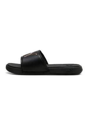 Sort slidesandal med polstret sål og bred rem med metalisk Puma-logo, vist fra siden på hvid baggrund.