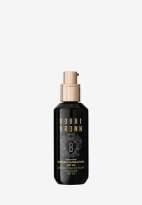 Svart sylinderformet flaske med gullpumpe, prydet med gulltekst "Bobbi Brown" og et skjolddesign. Etiketten sier "Intensive Serum Foundation SPF 40."