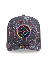 Schwarze Snapback-Mütze mit einem bunten Spritzer-Muster, mit einem gestickten Pittsburgh Steelers-Logo in der Mitte.