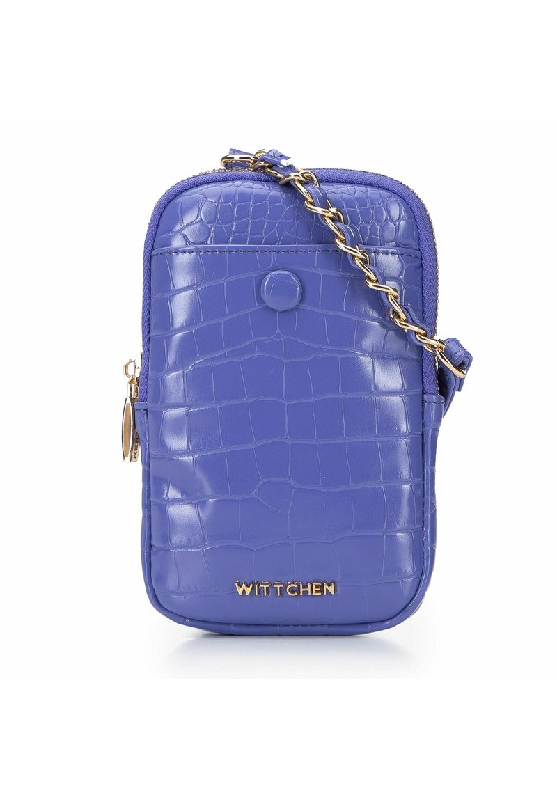 Bolso de mano de estampado de cocodrilo morado con una correa de cadena dorada, cierre de cremallera y un detalle de logo en la parte inferior. Acabado brillante y elegante.