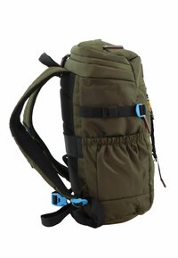 Mochila verde oliva con un tejido texturizado, detalles en negro, correas ajustables, un bolsillo lateral y herrajes azules para asegurar los objetos.