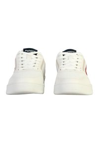 Sneakers bianchi con un design testurizzato, dotati di lacci piatti, silhouette bassa e dettagli rossi sui lati. Etichetta del logo di colore scuro sulla linguetta.