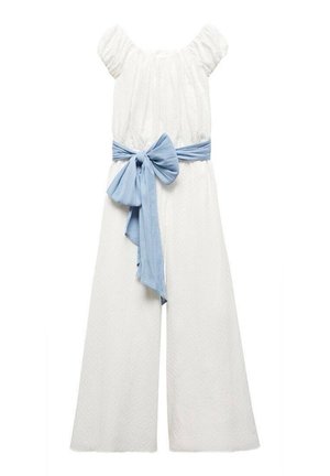 Combinaison blanche avec manches courtes bouffantes, tissu texturé, coupe à jambes larges et ceinture à nouer avec un ruban bleu clair à la taille.