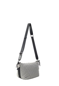 Borsa a spalla grigia trapuntata con una tracolla nera. Presenta hardware argentato e una superficie testurizzata con dettagli di cuciture diagonali.