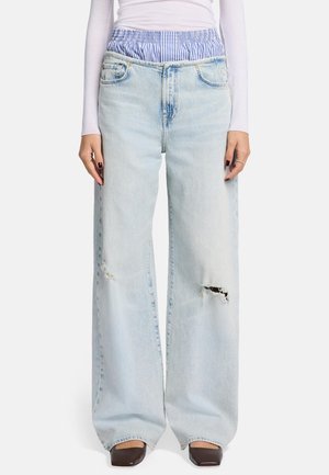 Lichtblauwe wijde jeans met verwerkte knie-details; rekbare tailleband in blauw en witte strepen; klassiek vijf-pocket ontwerp.