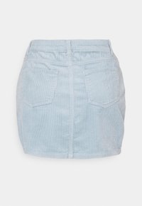 Helleblaue Cordmini mit taillierter Passform, vertikalen Streifen und zwei Gesäßtaschen. Strukturierten Stoff für zusätzlichen Detail.