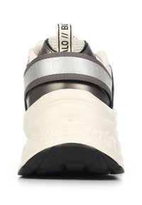 Le sneakers chunky presentano una parte superiore nera e argento con una fascia texturizzata grigia, una suola intermedia color crema e una suola in gomma nera con treads visibili.