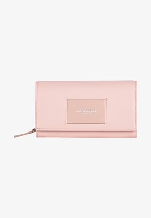 Rosa Lederbörse mit glatter Textur, mit Reißverschluss und einem metallischen Logo-Schild auf der Vorderseite. Kompakte, rechteckige Form.