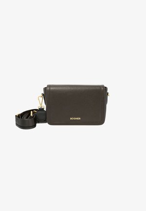 Brązowa skórzana torba na ramię o gładkiej fakturze, z złotym logo, regulowanym paskiem i minimalistycznym prostokątnym wzornictwem.