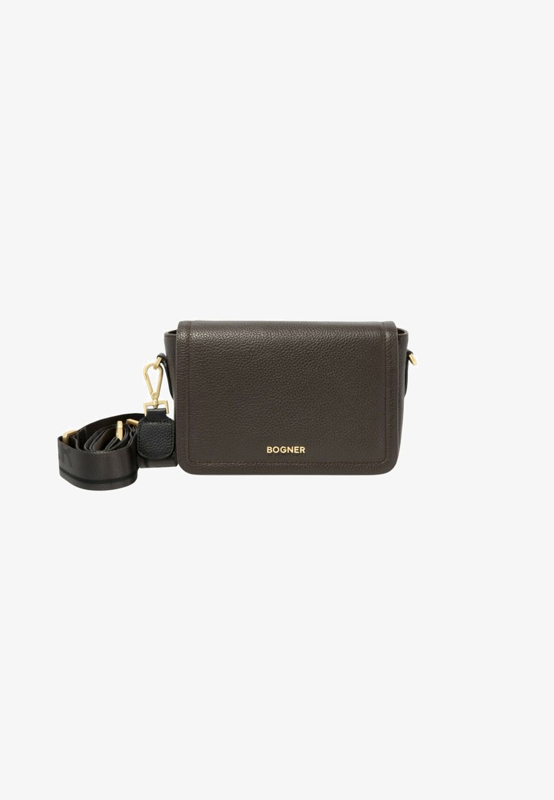 Rjava usnjena torba čez ramo z gladko teksturo, z zlatim logotipom, nastavljivim trakom in minimalističnim pravokotnim oblikovanjem.