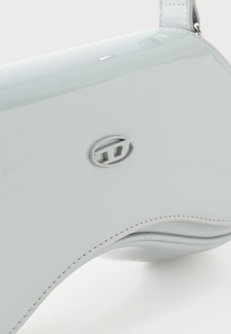 Helleblaues Lackledertasche mit geschwungenem Design, geprägtem Logo und kontrastierenden Nähten. Verfügt über einen Schultergurt zum Tragen.