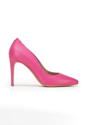 Helles pinkes Lederpumps mit hohem Absatz, spitz zulaufender Vorderseite und schlankem Absatz, seitlich auf weißem Hintergrund dargestellt.