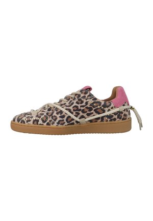 Lage sneaker met luipaardprint, beige veter van touw die rondom is gewikkeld, roze hielbandje en een bruine rubberen zool.