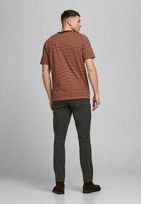Jack & Jones PREMIUM GESTREIFTES - Camiseta estampada - mecca orange