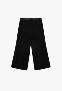 Pantalones de pierna ancha negros con una textura suave, que presentan una cintura de altura media, lazos para cinturón y dos bolsillos traseros.