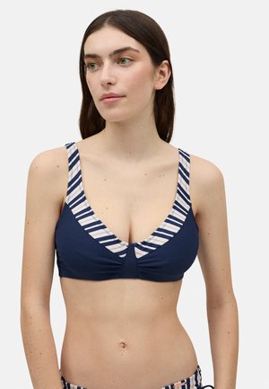 Top de bikini navy con patrones a rayas en azul, blanco y marrón claro; cuenta con tirantes anchos y un diseño de escote en V.