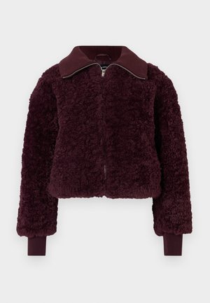 Veste zippée en velours de couleur bordeaux profond avec col et poignets côtelés, tissu en polaire texturé et manches longues.