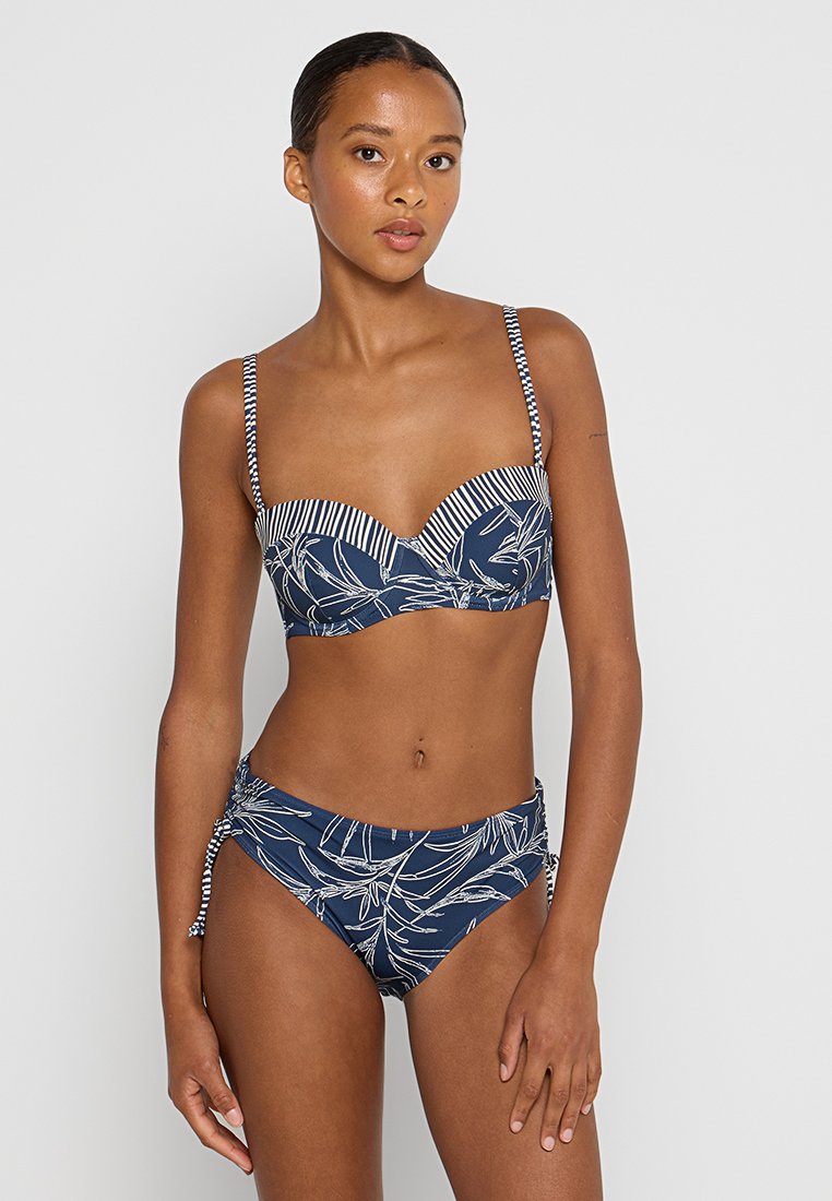 Marineblaues Bikini-Set mit weißem Blättermuster, bestehend aus einem strukturierten, gepolsterten Oberteil mit vertikalen Streifen und einem Bikiniunterteil mit seitlichen Bändchen.