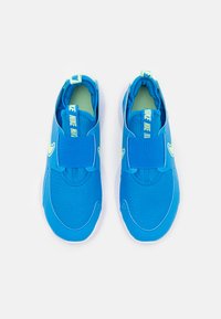 Nike Performance FLEX RUNNER 3 - Chaussures de running sur route - photo blue/vapor green